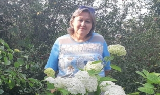 "Осенний поцелуй после жаркого лета": экс-владелица одного из омских СМИ рада последнему цветку с дачи