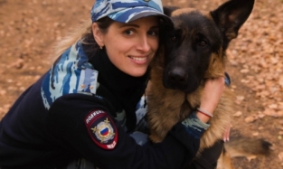 В конкурсе «Леди омская полиция» приз зрительских симпатий получила инспектор-кинолог из Усть-Ишима