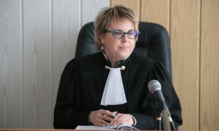 Суд Федотова: юристы в ботфортах и цветах, судья с ярким маникюром