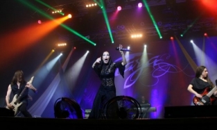 Экс-солистка группы Nightwish привезла в Омск своего полуторагодовалого ребенка