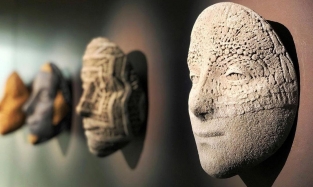 В музей Врубеля завезли изменчивые маски