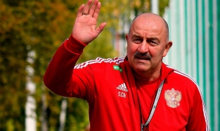 Свыше двух миллионов евро за проигрыш: зарплату главного тренера футбольной сборной России "пересчитывают"