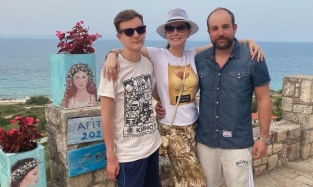 Утомленная омскими гастролями Нонна Гришаева уехала отдыхать в Грецию