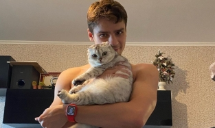 Пловец Евгений Рылов, которому отказали получить награду в маске с мордой кота, показал своего любимца