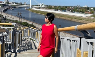 Вице-мэр Омска продемонстрировала загорелые ножки на фоне ажурного моста