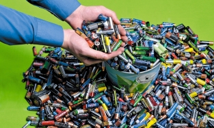 Омичам предлагают сдать на переработку старые батарейки и телефоны 