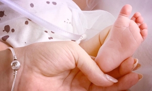 Лиза Арзамасова выложила первые фотографии новорожденного сына 