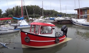 "Я всегда думаю о лодках": омский врач-гинеколог построил буксир