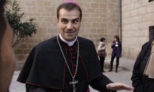 Испанский епископ отказался от сана, полюбив писательницу эротических романов 