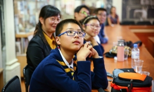 Спрятаться покурить не получится: форму китайских школьников "чипировали"