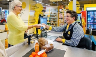 В супермаркетах начали открывать медленные кассы для общения 