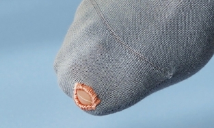Дизайнер решил производить носки сразу с дырками 