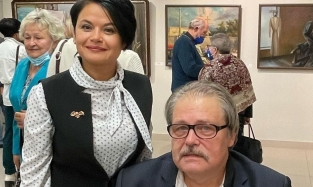 Вице-мэр Терпугова предпочла деловой стиль для визита на выставку профессора живописи
