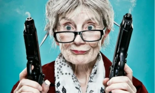 Боевые бабушки без QR-кодов штурмом взяли супермаркет 