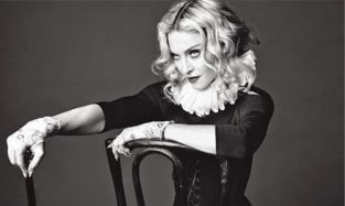 Часть фанатов певицы Мадонны просит остановиться своего идола и перестать уже оголяться