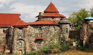 Омский архитектор построил средневековый замок из мусора