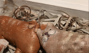 "Сказки, которые можно потрогать": омская пенсионерка создает уникальные куклы и ёлочные игрушки 