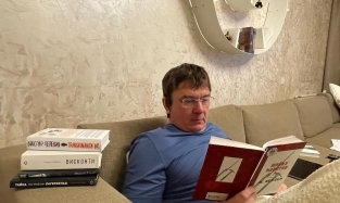 Виктор Шкуренко рассказал, что провел новогодние каникулы в обнимку с книгами 