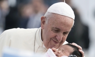 Папа Римский призвал заводить детей, а не кошек и собак 