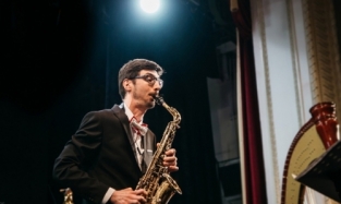 Яркий саксофонист в премьере программы: Омская филармония удивляет