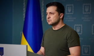 Непотеющая футболка и легкая небритость: лук президента Украины вызывает вопросы 
