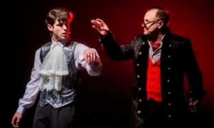 Дориана Грея в Омске заставят делать акробатику на полотнах: премьера в Омском доме актера