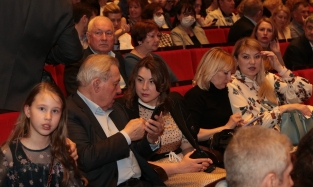 82-летний омский экс-губернатор сидел на брендовом концерте с прелестной дамой
