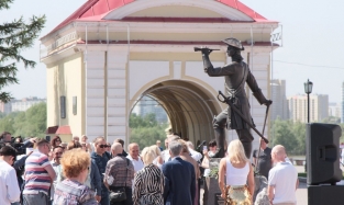 Заметно прихрамывающий мэр Омска открыл памятник Петру Первому в Омской крепости