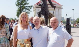 Супруга боксера Тищенко конкурировала за внимание с Петром 1
