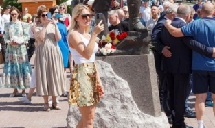 Вслед за супругой Тищенко стилисты советуют всем одеться в блестящие юбки 