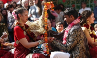 На "Зеленом острове" одновременно состоялось несколько индийских свадеб 