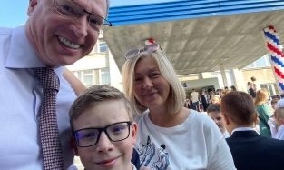 Губернатор Бурков вместе с супругой проводил сына в школу