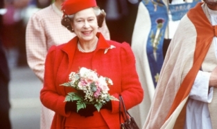 Королева стиля: Какими были самые эффектные наряды Елизаветы II