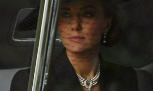 Кейт Миддлтон и Меган Маркл надели украшения Елизаветы II на ее похороны