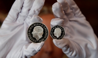 В Британии появились первые монеты с изображением Карла III 