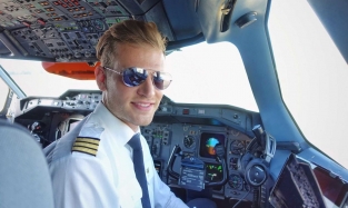 Небо, девушки, самолет: профессии пилота вернут престиж