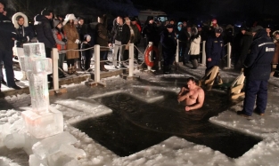 Врач назвал «минусы» крещенских купаний