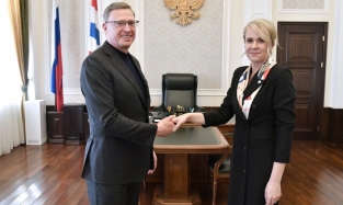 Платье-жакет предпочла для представления губернатору новый босс омского Сбербанка