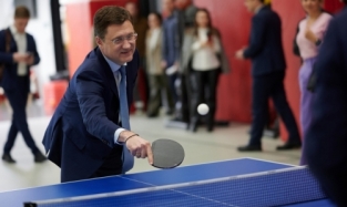 Вице-премьер Новак задержался в Омске и сыграл в теннис на «Арене»