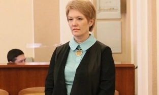Не самый удачный look: вице-мэр Елецкая вышла к омским студентам 