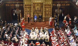 На златом крыльце сидели: английские депутаты разыграют билеты на коронацию Карла III