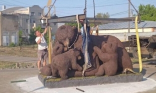 В Саргатском районе установили шеститонную медведицу как символ материнства