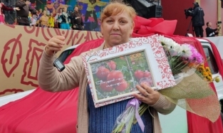 Авто за гигантскую ягоду одарили огородницу из Красноярского края