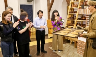 Китайские артисты в Омске пекли пряники и наряжались в доспехи воина