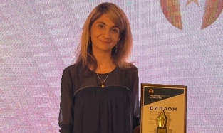 Пресс-секретарь Хоценко предпочла быть в черном для получения награды за PR 