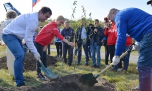 Чета Хоценко садила деревья в Парке Победы