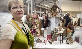 Омский кукольник рассказала о парнях на выставке в Москве 