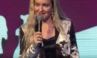 В Омске Алена Хоценко выступила на публике