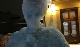 Кто вернет красоту омской Снежной королеве: у "Эрмитажа-Сибирь" "обезобразило" ледяную скульптуру