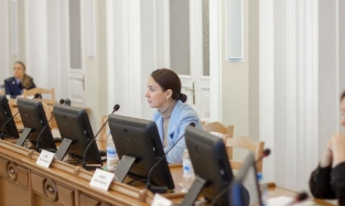  Омский депутат Наталья Тузова показала метаморфозы прически на заседаниях Заксобрания
